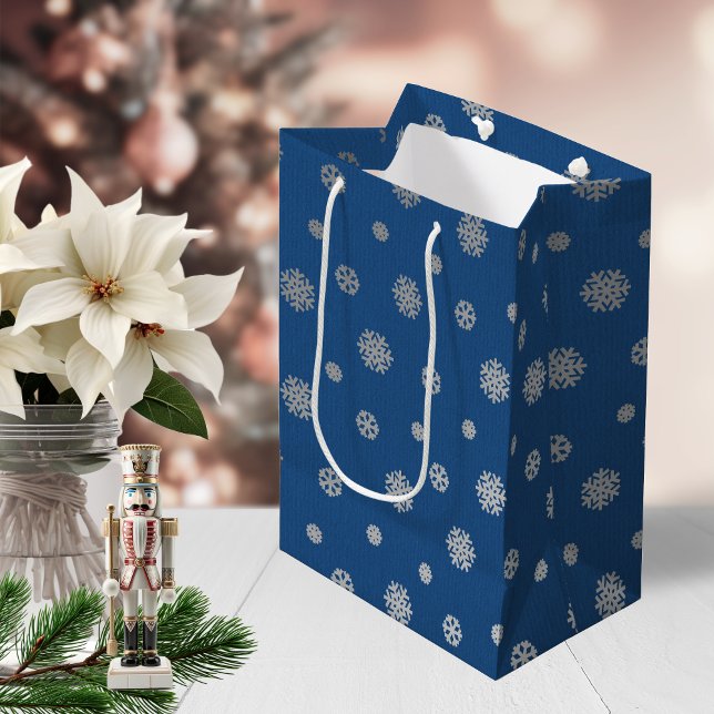 Sac Cadeau Moyen Festif hiver Silver Blue Snowflakes vacances (Festive Winter Silver Blue Snowflakes Holiday Medium Gift Bag)