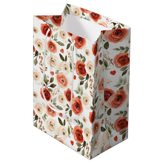 Sac Cadeau Moyen Fête des mariées de Coeurs et Fleurs de Crème Roug (Devant Angle)