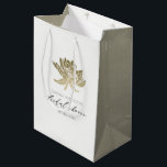 Sac Cadeau Moyen Fête des mariées FLORALE GLAMOREUSE OR BLANC LOTUS<br><div class="desc">Si vous avez besoin d'une personnalisation ou d'autres éléments correspondants,  n'hésitez pas à me contacter à l'adresse yellowfebstudio@gmail.com</div>