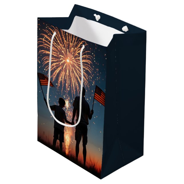 Sac Cadeau Moyen Fête des pères avec Fireworks et drapeaux américai (Devant Angle)