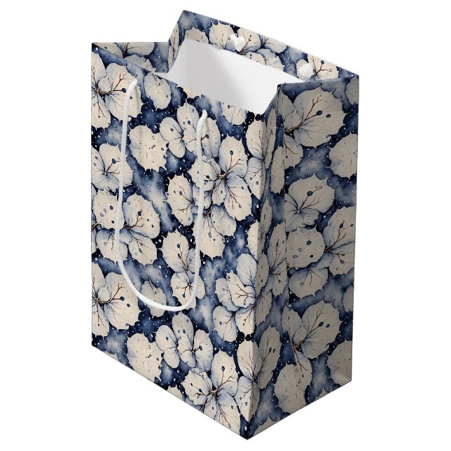 Sac Cadeau Moyen Feuilles floraux blancs d'hiver (Devant Angle)