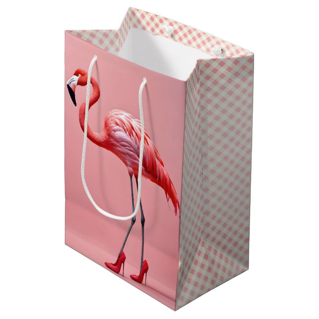 Sac Cadeau Moyen Flamant rose portant des talons rouges hauts (Devant Angle)