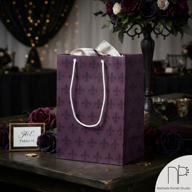 Sac Cadeau Moyen Fleur de Lis Violet Foncé (Moody dark purple gothic fleur de lis medium gift bag for sophisticated, refined gift presentation.)