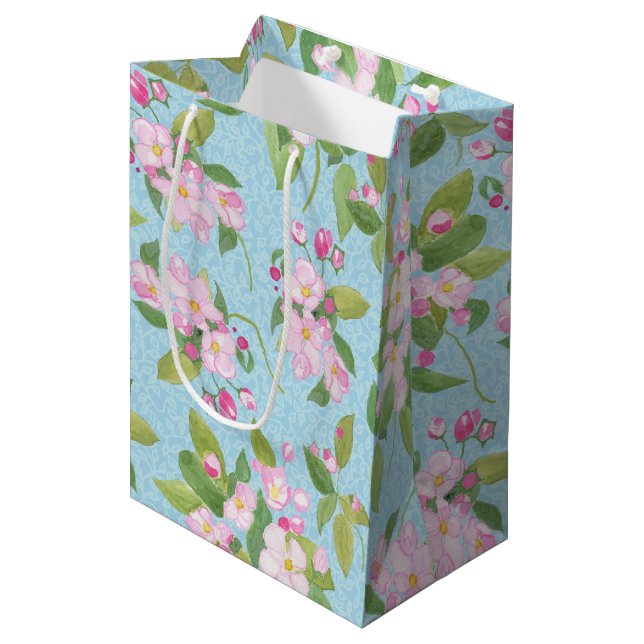 Sac Cadeau Moyen Fleur de pomme rose sur Sky Blue Feuilles (Devant Angle)