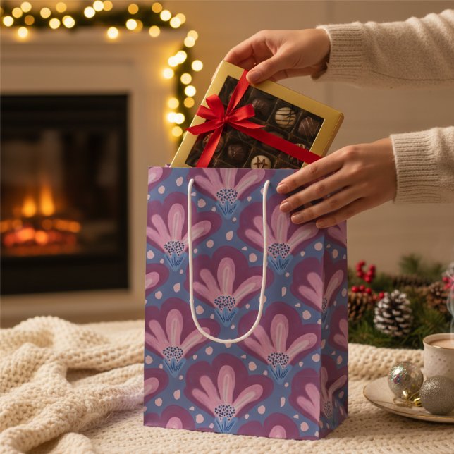 Sac Cadeau Moyen Fleurs peintes rose et bleu avec des points (Perfect for anyone. Cute painted flowers bring a little playfulness to your gift.)