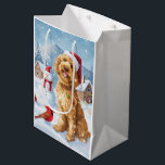 Sac Cadeau Moyen Goldendoodle Winter Wonderland Christmas Joy<br><div class="desc">Ce design festif reflète l'esprit joyeux de la période des fêtes, avec un adorable petit portant un chapeau de Père Noël. Le chien est niché dans un pays des merveilles hivernales, avec un bonhomme de neige, un sapin de Noël décoré et des cadeaux joliment emballés. Les flocons de neige tombent...</div>