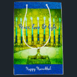 Sac Cadeau Moyen Green Hanoukka Menorah Peace Love Script<br><div class="desc">"Paix, amour et lumière." Une photo de fond illustrant une menorah d'art brillante, colorée, verte et jaune contre un faux arrière - plan de parties scintillant bleu vous aide à inaugurer les vacances de Hanoukka dans le style. Sentez la chaleur et la joie de la saison des Fêtes chaque fois...</div>