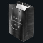 Sac Cadeau Moyen Groomsman Black Brossé Métal<br><div class="desc">Merci à vos groomsmen avec ce design en métal brossé avec typographie audacieuse. Personnalisez ce design avec votre nom de marionnettiste et votre date mariage. Fait un grand sac cadeau.</div>
