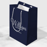 Sac Cadeau Moyen Groomsman Personnalisé bleu marine moderne<br><div class="desc">Cadeaux Groomsman personnalisés avec le nom de marionnettiste personnalisé en blanc style de police de script moderne avec titre et date mariage en style de police sans serif moderne sur arrière - plan bleu marine. Parfait aussi pour le meilleur homme, père de la mariée, demoiselle d'honneur, mère de la mariée...</div>