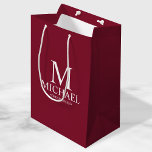 Sac Cadeau Moyen Groomsman personnalisé de la Bourgogne moderne<br><div class="desc">Cadeaux personnalisés de Groomsman Burgundy avec monogramme personnalisé,  nom et titre de marionnettiste en style serif classique blanc sur arrière - plan rouge bordeaux. Aussi parfait pour Best Man,  Père de la Mariée et plus.</div>