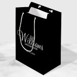 Sac Cadeau Moyen Groomsman personnalisé moderne noir et blanc<br><div class="desc">Cadeaux personnalisés de Groomsman Black et Blanc modernes avec le nom de toiletteur personnalisé en blanc style de police de script moderne avec titre et date mariage dans le style de police sans serif moderne sur arrière - plan noir. Parfait aussi pour le meilleur homme, père de la mariée, demoiselle...</div>