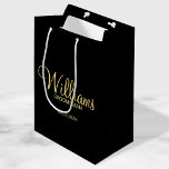 Sac Cadeau Moyen Groomsman personnalisé moderne noir et or<br><div class="desc">Cadeaux de Groomsman Personnalisés Noir et Or moderne avec nom de marionnettiste personnalisé en or style de police script moderne avec titre et date mariage dans style de police sans serif moderne sur arrière - plan noir. Parfait aussi pour le meilleur homme, père de la mariée, demoiselle d'honneur, mère de...</div>