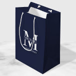 Sac Cadeau Moyen Groomsmen Personnalisé Classique Monogramme et nom<br><div class="desc">Classic Personnalisé Groomsmen Cadeaux avec monogramme,  nom et titre de marionnettiste personnalisé en blanc classique serif style police sur arrière - plan bleu marine. Aussi parfait pour le meilleur homme,  père de la mariée et plus.</div>