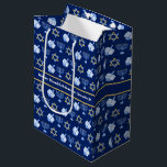 Sac Cadeau Moyen Hanoukka Dreidel Menorah Motif Blue Custom Party<br><div class="desc">Beau sac cadeau Hanoukka en forme d'étoile bleu foncé avec un motif cool de l'étoile du judaïsme,  dreidel,  et la menorah juive pour les vacances de Chanukah. Customisez ce design avec votre nom de famille.</div>