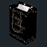 Sac Cadeau Moyen Happy Holidays Gold Black Christmas Company<br><div class="desc">Un élégant design en or noir et imprimé que vous pouvez personnaliser avec le nom de votre entreprise. Impressionnez les invités et les enchantez avec des sacs-cadeaux personnalisés pour votre cadeau à eux. Utilisez ces sacs-cadeaux à la fête de Noël de l'entreprise. Happy Holidays in a Gold script print.</div>
