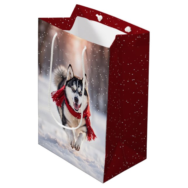 Sac Cadeau Moyen Husky de Noël Avec Écharpe Rouge (Devant Angle)