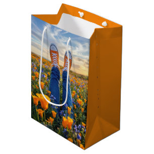 Sac Cadeau Moyen Jean d'anniversaire et baskets orange dans des fle