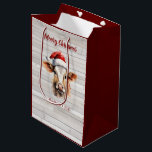 Sac Cadeau Moyen Jersey Cow Barn Wood "Moory Christmas"<br><div class="desc">Répandez des vacances à la ferme avec ce sac cadeau "Moory Christmas", avec une charmante vache jersey dans un chapeau de Père Noël. Ce sac cadeau est parfait pour tous ceux qui aiment les puns, les animaux de ferme, et un peu d'humour pendant les vacances. L'avant et l'arrière présentent une...</div>