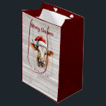Sac Cadeau Moyen Jersey Cow Barn Wood "Moory Christmas"<br><div class="desc">Répandez des vacances à la ferme avec ce sac cadeau "Moory Christmas", avec une charmante vache jersey dans un chapeau de Père Noël. Ce sac cadeau est parfait pour tous ceux qui aiment les puns, les animaux de ferme, et un peu d'humour pendant les vacances. L'avant et l'arrière présentent une...</div>