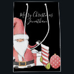 Sac Cadeau Moyen Joli lutin de Noël rouge avec des cadeaux de Noël<br><div class="desc">Personnalisé et facile !  Conception adorable de lutin de Noël avec un message personnalisé et le nom du destinataire sur le devant,  et le nom du donneur au dos !</div>