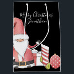 Sac Cadeau Moyen Joli lutin de Noël rouge avec des cadeaux de Noël<br><div class="desc">Personnalisé et facile !  Conception adorable de lutin de Noël avec un message personnalisé et le nom du destinataire sur le devant,  et le nom du donneur au dos !</div>