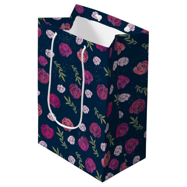 Sac Cadeau Moyen Joli rose et violet Roses Floraux Feuilles Bleu (Devant Angle)