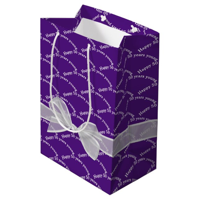 Sac Cadeau Moyen Joyeux 50e anniversaire Bow blanc sur violet (Dos Angle)