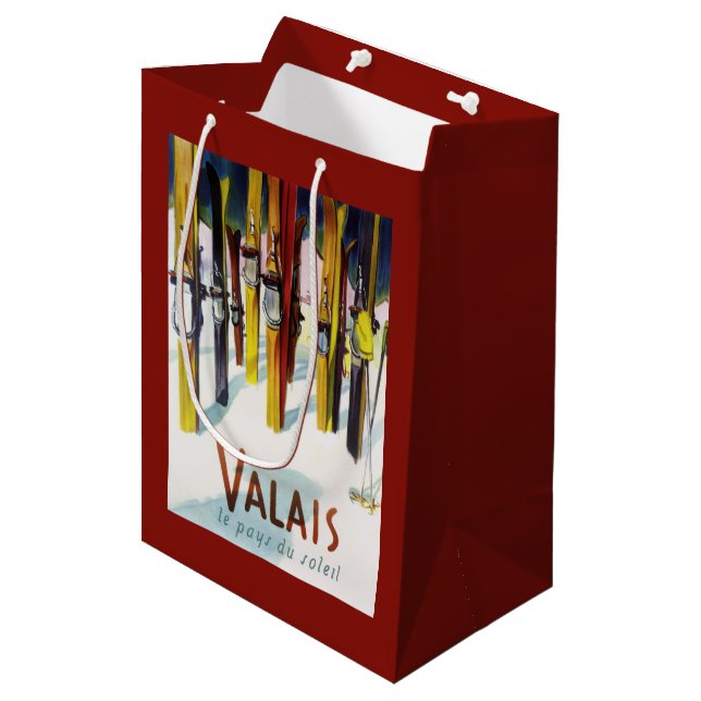 Sac Cadeau Moyen La terre du soleil - skis se tenant dans la neige (Devant Angle)