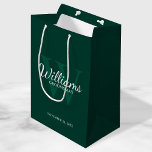 Sac Cadeau Moyen Le nom et le monogramme des développeurs de script<br><div class="desc">Ajoutez une touche personnelle à votre mariage avec un sac cadeau pour groomsmen personnalisé. Ce sac cadeau contient le nom du marionnettiste personnalisé en style de police de script classique blanc avec des détails mariages en style de police serif classique blanc et monogramme en style de police serif classique vert...</div>