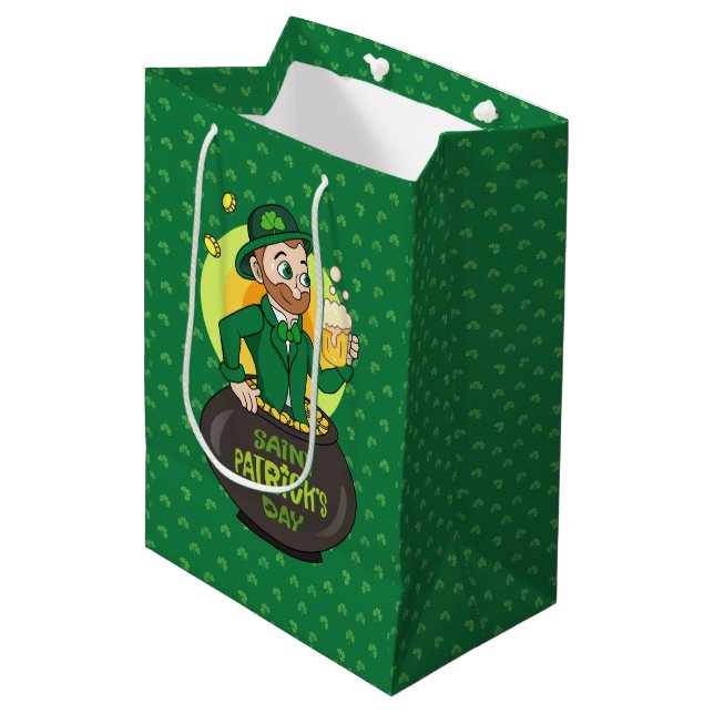 Sac Cadeau Moyen Leprechaun de dessin dans une casserole d'or tenan (Devant Angle)