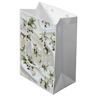 Sac Cadeau Moyen Luxurious, White, Flowing Silk & White Roses.