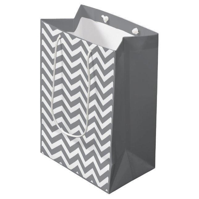 Sac Cadeau Moyen Mariage Anniversaire Chevron Épais Gris & Blanc V2 (Devant Angle)