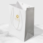 Sac Cadeau Moyen Masculine Blanc et or Groomsmen personnalisé<br><div class="desc">Ajoutez une touche personnelle à votre mariage avec un sac cadeau pour groomsmen personnalisé. Ce sac cadeau contient un monogramme blanc en cercle or avec nom et titre en or style de police professionnelle sur arrière - plan blanc. Parfait aussi pour le meilleur homme, père de la mariée, porteur de...</div>