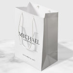 Sac Cadeau Moyen Masculine Blanc Personnalisé Groomsmen<br><div class="desc">Ajoutez une touche personnelle à votre mariage avec un sac cadeau pour groomsmen personnalisé. Ce sac cadeau comporte le nom du marionnettiste personnalisé avec titre et date mariage en gris et monogramme en gris clair comme arrière - plan, dans le style de police serif classique, sur arrière - plan blanc....</div>