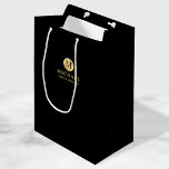 Sac Cadeau Moyen Masculine Noir et Or Groomsmen personnalisé<br><div class="desc">Ajoutez une touche personnelle à votre mariage avec un sac cadeau pour groomsmen personnalisé. Ce sac cadeau contient un monogramme noir en cercle or avec nom et titre en or style de police professionnelle sur arrière - plan noir. Parfait aussi pour le meilleur homme, père de la mariée, porteur de...</div>