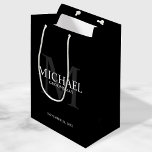 Sac Cadeau Moyen Masculine Noir Groomsmen personnalisé<br><div class="desc">Ajoutez une touche personnelle à votre mariage avec un sac cadeau pour groomsmen personnalisé. Ce sac cadeau comporte le nom du marionnettiste personnalisé avec titre et date mariage en blanc et monogramme en gris comme arrière - plan, dans le style de police serif classique, sur arrière - plan noir. Parfait...</div>