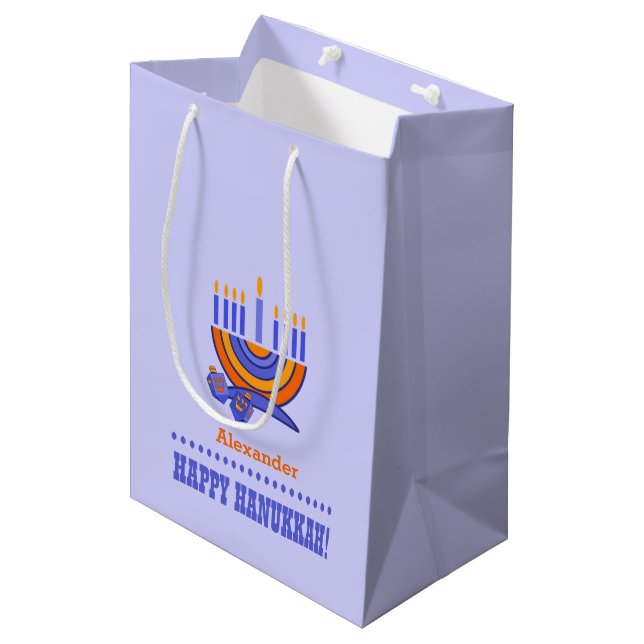 Sac Cadeau Moyen Menorah et Dreidels | Nom personnalisé Hanoukka (Devant Angle)