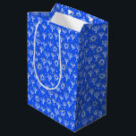 Sac Cadeau Moyen Menorah Star de David Hanoukka Motif bleu<br><div class="desc">Consultez ma boutique pour plus de couleurs et de designs ou dites-moi si vous voulez quelque chose de personnalisé. Merci d'avoir fait des emplettes avec moi !</div>