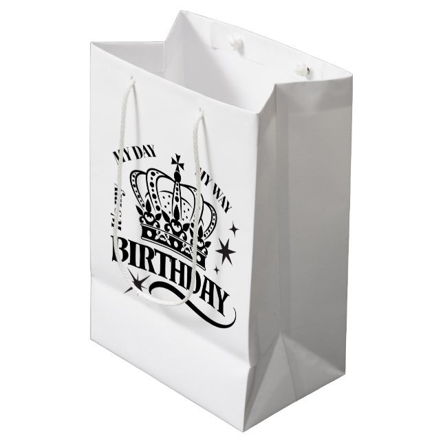 Sac Cadeau Moyen Minimal Black Crown Birthday Typography White (Devant Angle)
