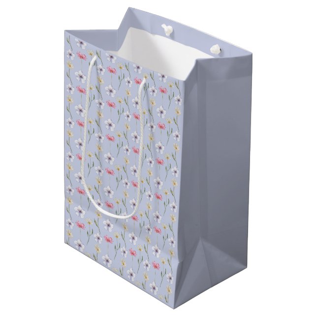 Sac Cadeau Moyen Modern Pale blue Watercolor Wildflower Pattern  (Devant Angle)