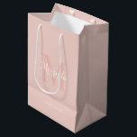 Sac Cadeau Moyen Monogramme et nom de la servante d'accueil personn<br><div class="desc">Cadeaux de Bridesmaids personnalisées avec le nom de la femme de bridesmaid personnalisé en style de police de script classique blanc et monogramme en style de police de serif classique rose vif comme arrière - plan avec titre et date de mariage en style de police de serif classique blanc sur...</div>