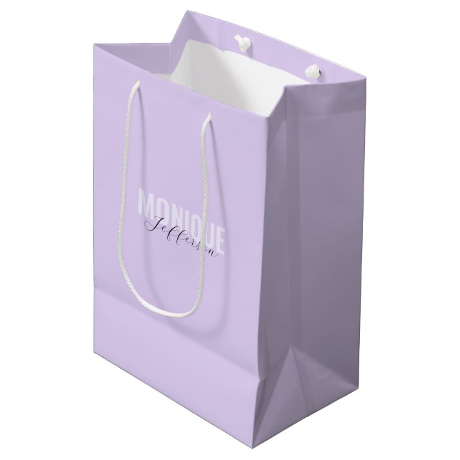 Sac Cadeau Moyen Monogramme moderne Lilac Lavender Titre Gras (Devant Angle)