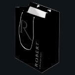 Sac Cadeau Moyen Monogramme noir simple Groomsmen Mediu<br><div class="desc">Ce sac cadeau de groomsmen noir personnalisé présente le nom du marionnettiste personnalisé et un monogramme de calligraphie en gris. Modifiez facilement les couleurs arrière - plan et police si vous le souhaitez.</div>