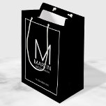 Sac Cadeau Moyen Monogramme personnalisé moderne et Groomsmen de no<br><div class="desc">Ajoutez une touche personnelle à votre mariage avec un sac cadeau pour groomsmen personnalisé. Ce sac cadeau est doté d'un monogramme personnalisé de toiletteur et d'un nom avec titre et date mariage en blanc moderne sans serif style de police sur arrière - plan noir. Aussi parfait pour le meilleur homme,...</div>