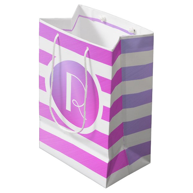 Sac Cadeau Moyen Monogramme rayures violettes et blanches (Devant Angle)