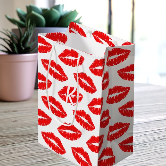 Sac Cadeau Moyen Motif de baise à linge rouge et blanc Monogramme (Lots of lovely lipstick kisses on this gift bag with space for your initial)