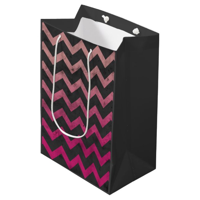 Sac Cadeau Moyen Motif de chevron gris foncé rose magenta (Devant Angle)