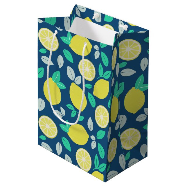 Sac Cadeau Moyen Motif de citron d'été en bleu marine (Devant Angle)