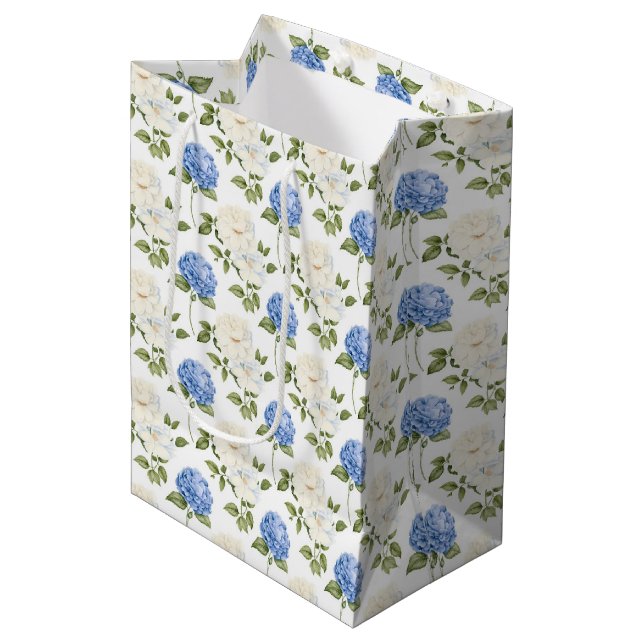 Sac Cadeau Moyen Motif de fleurs d'hydrangea bleu élégant  (Devant Angle)