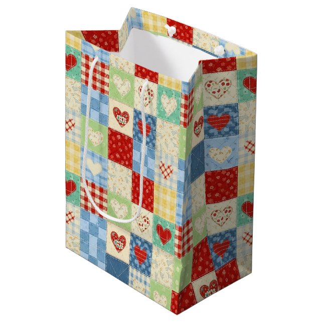 Sac Cadeau Moyen Motif de pique-nique Cœurs Patchwork Rustique (Devant Angle)
